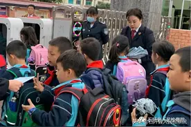 石阡县检察院开展“小手拉大手·反诈防骗进校园”宣传活动图片