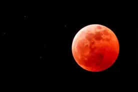 浙江嘉兴上空掉下不明物体，坠落坑里不断冒泡，会是什么东西？图片