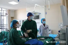 八旬老奶奶总是耳朵疼，医生一看，有20条活虫子！另一女子智齿反复发炎，导致脸颊穿洞图片