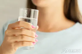 隔夜水、千滚水致癌？专家：真正不能喝的是这两种水，再渴也别喝图片