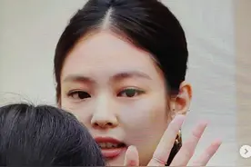 Jennie穿露背装公开亮相，拄拐杖离开受伤仍未恢复图片