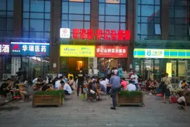 郑州一家不起眼的小店，称为京广路一霸，有食客为吃一口自带桌椅图片
