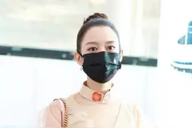 吉娜走机场也太端着了，一袭薄纱裙和旁人格格不入，隆重过头了图片