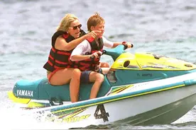 38年前，21岁的戴安娜挺着肚子和查尔斯在海边玩耍，画面太美图片