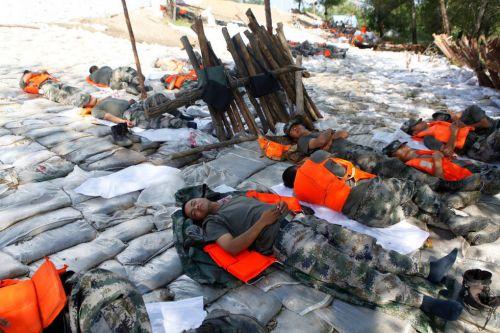 回忆98年特大洪水:士兵下饺子般跳入洪流,用身体筑起最坚固堤坝