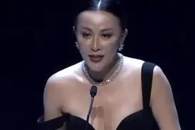 53岁刘嘉玲和44岁贾静雯，同穿“滑肩”礼服，生没生孩子的差别图片