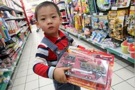 “你再不走我走了”宝妈赌气把孩子扔在商场，5分钟后孩子不见了图片