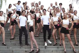 服装表演艺术生　万里挑一图片