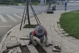 整治提升人行道  安全顺畅城更美图片