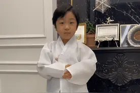 蔡琳高梓淇儿子穿韩服过中秋 对镜头跪拜行大礼图片