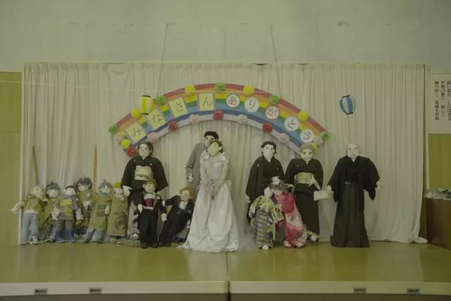 日本有个恐怖村庄,奶奶按照逝者原型做了300个人形,日夜陪自己