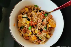 懒人餐单：米饭简单快捷的吃法，回锅炒一炒，饭粒分明，喷香好吃图片