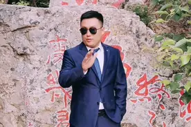 乡村爱情宋晓峰娇妻曝光，打扮清凉露肚脐秀美腿，气质出众似网红图片