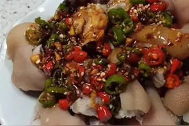 向四川大厨师傅请教猪蹄新吃法，鲜椒拌猪蹄，光看料汁就流口水了图片
