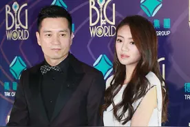 安以轩懒理大S婚变庆结婚四周年，喝香槟秀钻戒，夫妻合照很幸福图片