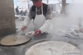 山东大集上的牛肉汤，65岁大叔用柴火炖牛头，10元一碗3小时卖光图片