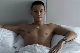 35岁陈伟霆太会撩了，躺在床上秀8块腹肌，网友：看完精神一整天图片