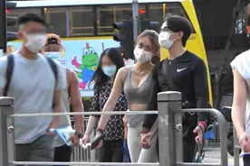 钱小豪长子牵手女友街头遛狗，网红女友身材太火辣，路人侧目偷瞄图片