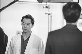 朴有天晒剧照高调宣布复出，继《海雾》后，首次担任电影主演图片