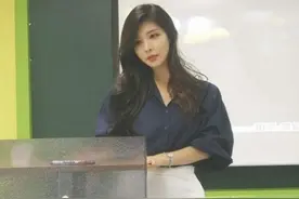 年轻女教师穿“JK制服”上课，引家长不满，老师是否有穿衣自由？图片