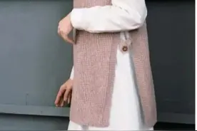 系扣子的长款背心图片