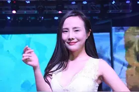 干露露也老了，穿透视蕾丝裙显得身材挺窈窕，但是脸有点僵图片