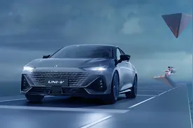 长安全新UNIV实车现身，大尾翼配溜背，这颜值能横着走了吧图片