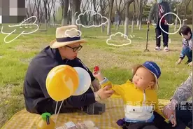 德云社烧饼晒全家福，妻子孕肚明显穿短裙，爸爸坐轮椅走路需拄拐图片