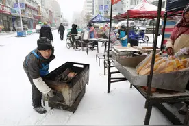 大爷摆摊卖早餐，利用“饥饿营销”手段，一年盈利87万图片