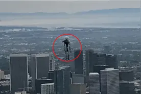 “人形飞行物”频繁现身美国上空，究竟是什么东西？图片