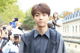 陈立农和妈妈合影让人震惊，这个妈妈也太“少女”了图片