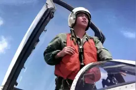 2001年中美撞机26分钟后，解放军冲入美军侦察机，闯南海必付代价图片