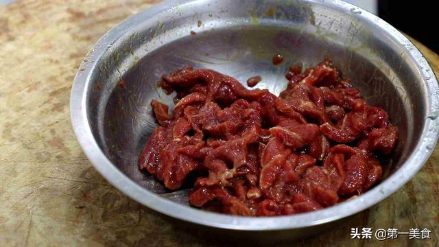 厨师长分享苦瓜炒牛肉家常做法，牛肉鲜嫩不老，苦瓜爽脆入味