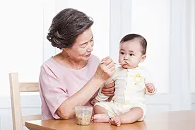 “打卡式带娃”成为潮流，老人和子女分开居住，孩子也有人照看图片