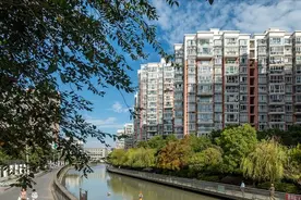 70万房贷，30年需要多少利息？银行员工：别再傻傻地给银行送钱了图片