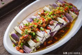 蒸茄子：记住一个技巧，蒸好不变色！教您详细做法，好吃又好吃图片