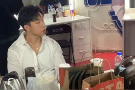 师叔烧饼点名抢人，岳云鹏的助理冲冲，今天硬气了图片