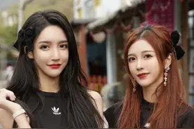 艾比“变成”女生太尴尬，身高超过约会的男生，头太大戴不进头盔图片