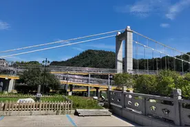杭州桐庐东门头悬索桥——它是连接桐庐老城区与桐君山的一座桥图片