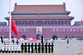 “国旗”是national flag，“国歌”是national song吗？不要弄错图片