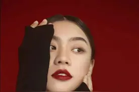 美女人像中红色背景的意义图片