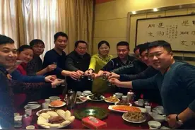 参加多年同学聚会的经验：2类同学随叫随到，2类同学却请不动图片