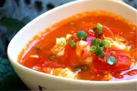 西红柿鸡蛋汤，很多人一直做错了！大厨教你一招，蛋花漂亮又美味