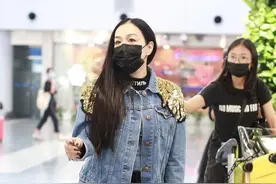 50岁钟丽缇真敢穿，紧身破洞裤挤出“圈圈肉”，一般人驾驭不了图片