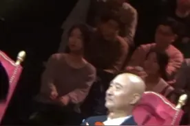 陈佩斯坐c位录喜剧综艺，眼袋明显表情麻木，郭德纲翻白眼笑不出图片