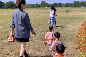 江苏3胞胎女儿出门“炸街”，路人眼神亮了：手里儿子顿时不香了图片
