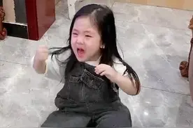 “秒怂小妹”爆火，女宝宝在家里耍赖，哥哥进门后马上变文静女生图片
