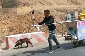 网红徒步拉破车，后边跟着普拉多？网友：穷人刷礼物给富人买豪车图片