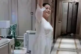 李小璐妈妈气质比女儿还好！穿白裙在豪宅里跳舞，65岁脸上没皱纹图片