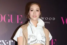 豪门徐子淇越穿越放开了，露胃套装大秀马甲线，阔太圈里罕见图片
